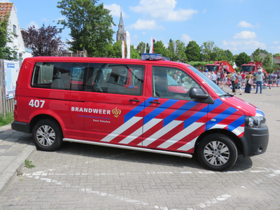 844106 Afbeelding van een brandweerbusje van de Post Vleuten, geparkeerd op het grote parkeerterrein bij de Meerndijk ...